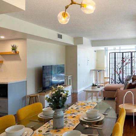 Large 2 Bedrooms Besides Cn Tower Toronto Buitenkant foto