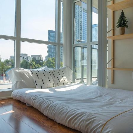Large 2 Bedrooms Besides Cn Tower Toronto Buitenkant foto