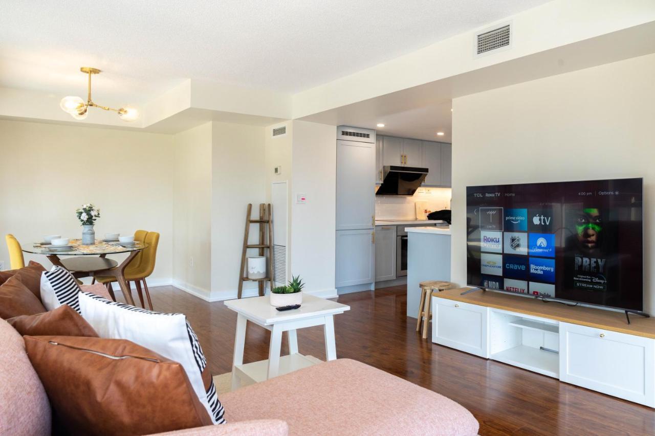 Large 2 Bedrooms Besides Cn Tower Toronto Buitenkant foto