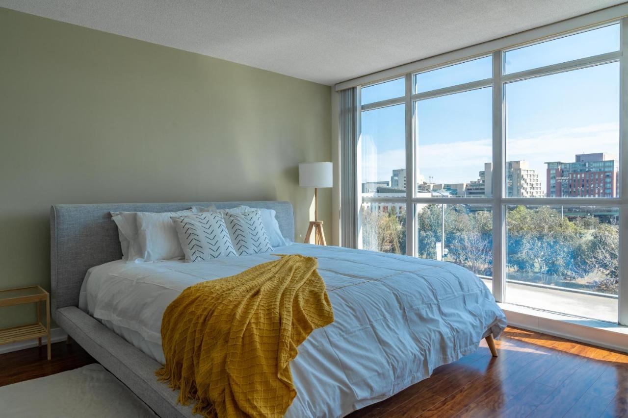 Large 2 Bedrooms Besides Cn Tower Toronto Buitenkant foto