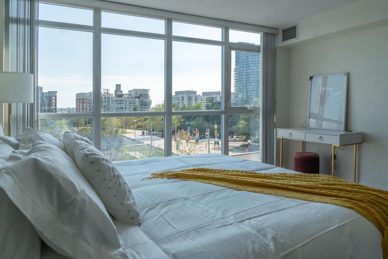 Large 2 Bedrooms Besides Cn Tower Toronto Buitenkant foto