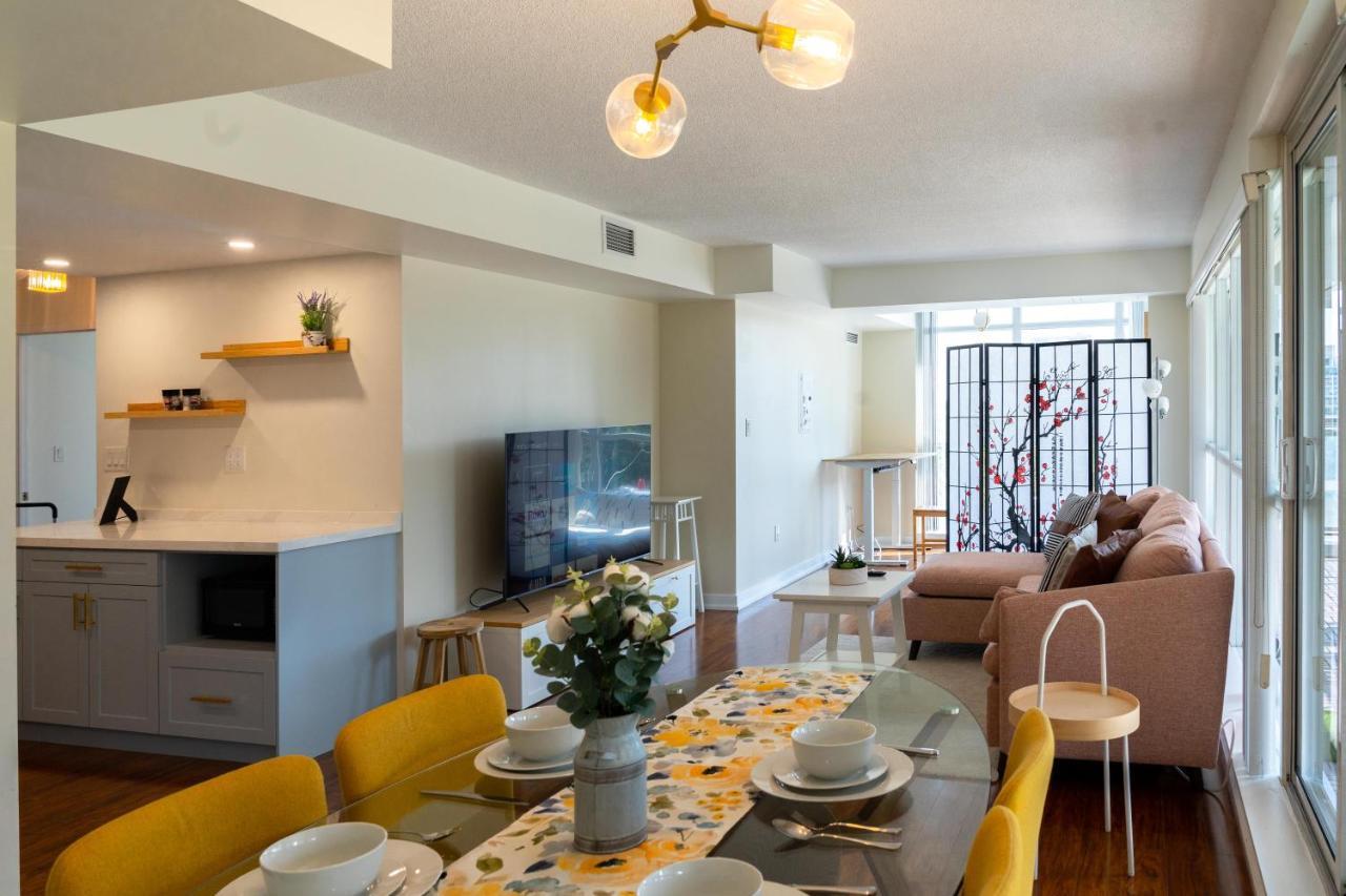 Large 2 Bedrooms Besides Cn Tower Toronto Buitenkant foto