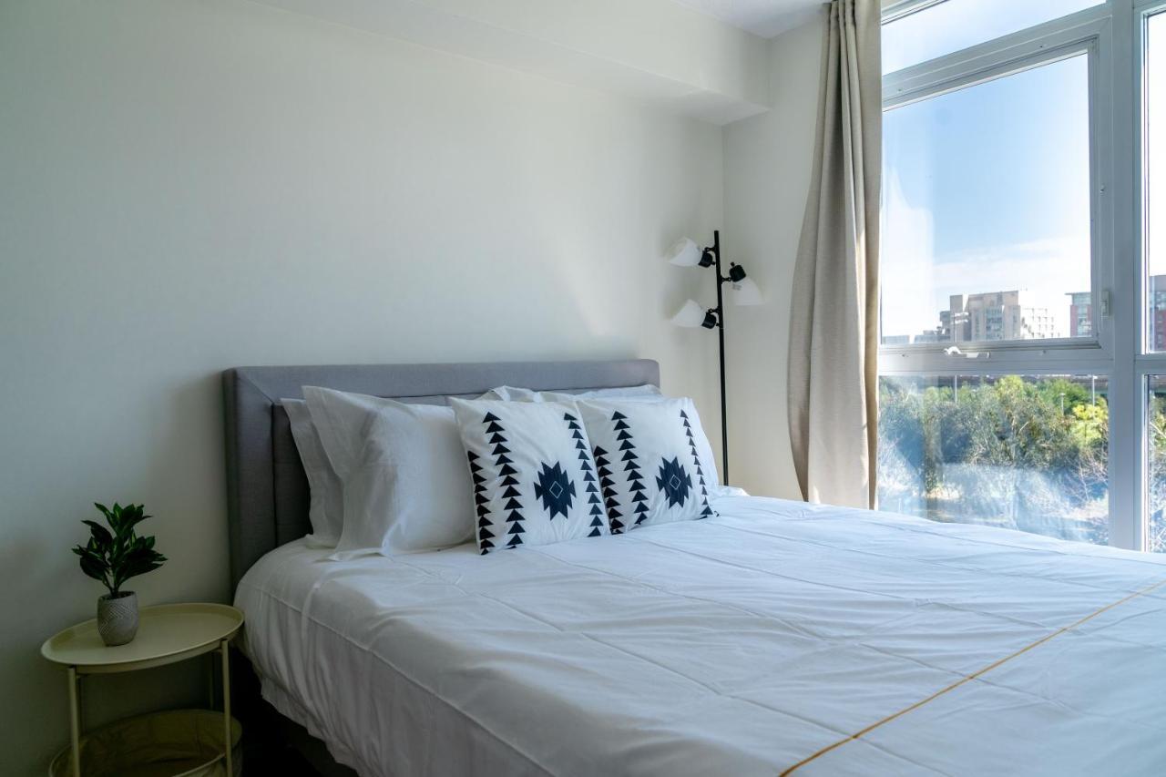 Large 2 Bedrooms Besides Cn Tower Toronto Buitenkant foto