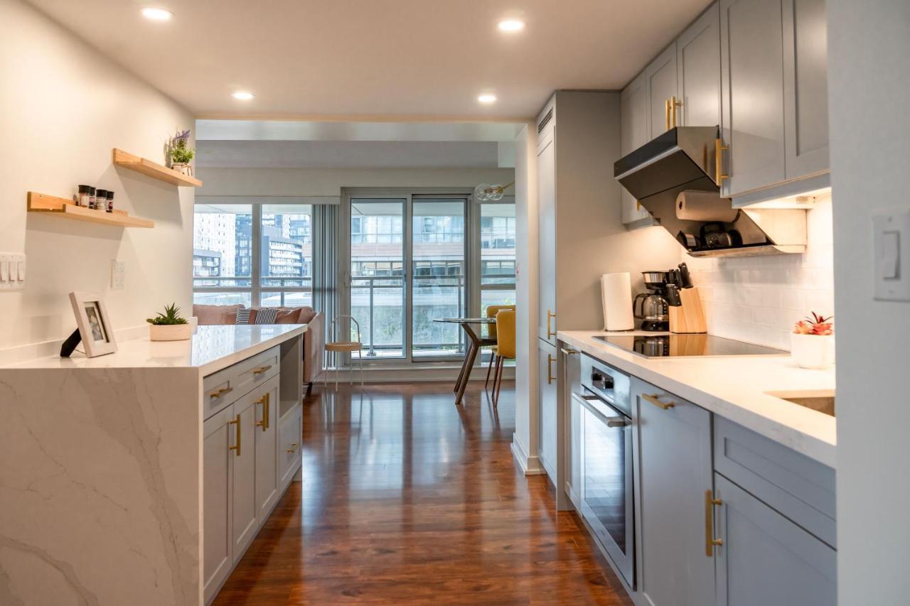 Large 2 Bedrooms Besides Cn Tower Toronto Buitenkant foto
