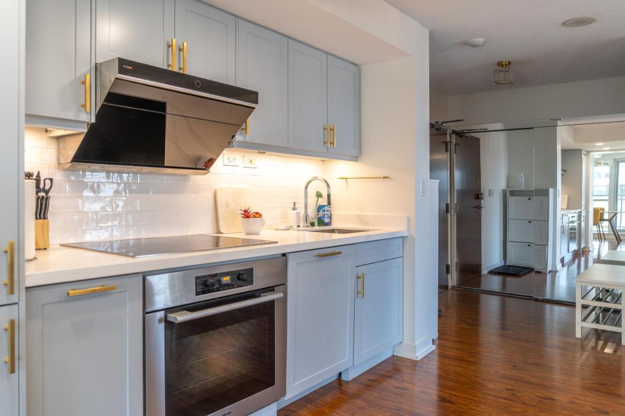 Large 2 Bedrooms Besides Cn Tower Toronto Buitenkant foto